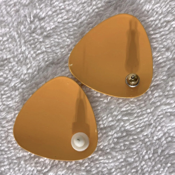 Vintage  Yellow Painted Metal Rounded Triangle Clip On Earrings - Picture 2 of 6